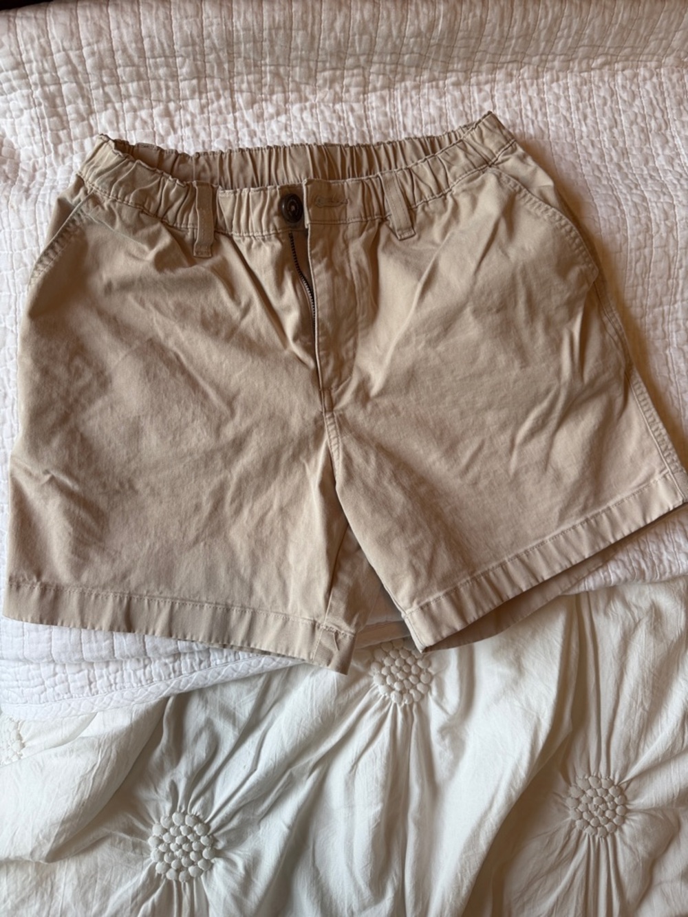 chubbies brand Tan Flat-Front Shorts with pockets. 5.5 inch. Men’s SMALL